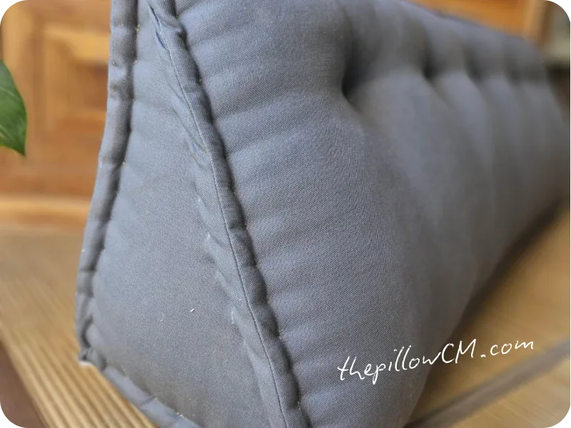 ซูมเข้าหัวหมอนลิ่ม เอกลักษณ์การเย็บขอบด้วยมือ งาน craft จากร้านหมอนุ่นคุณยาย ยายเราเย็บเองทุกฝีเข็ม