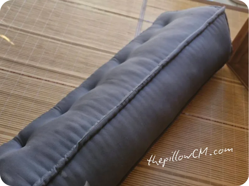 เราใช้ผ้า canvas กันน้ำอย่างดีเย็บเป็นตัวหมอน รับประกันฝุ่นนุ่นไม่ซึมออกมาง่ายๆ