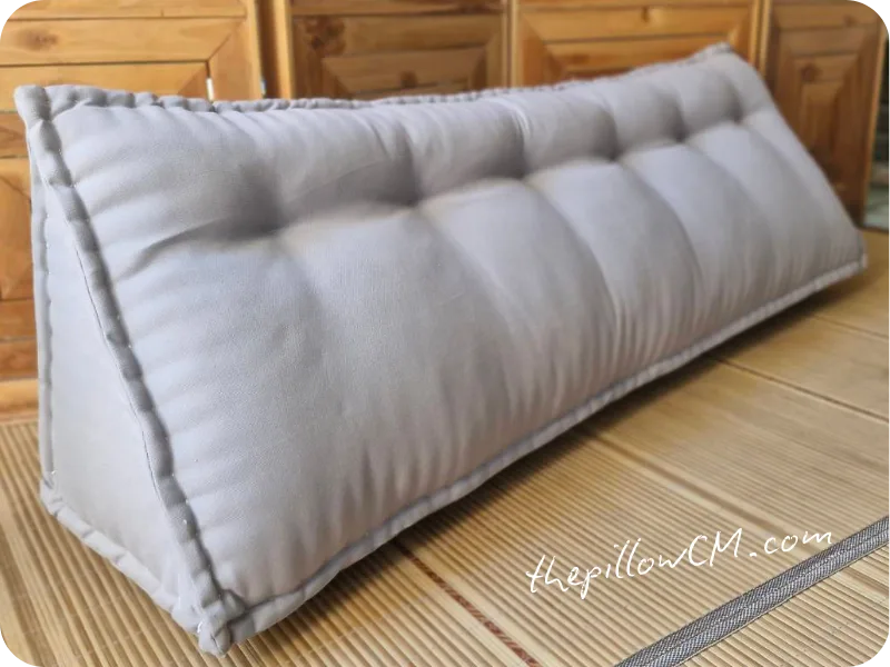 ซูมใกล้ หมอนสามเหลี่ยมมุมฉาก เหมาะกับคนเป็นกรดไหลย้อน หรือจะใช้พิงหลังสำหรับ Relax ได้