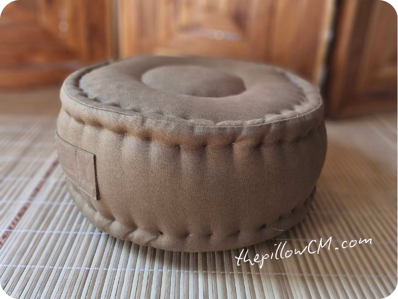 ซูมด้านข้างของ Zafu ยัดนุ่น ของร้านหมอนนุ่นคุณยาย งานเย็บมือ สวยมีเสน่ห์ ตามแบบฉบับร้านของเรา