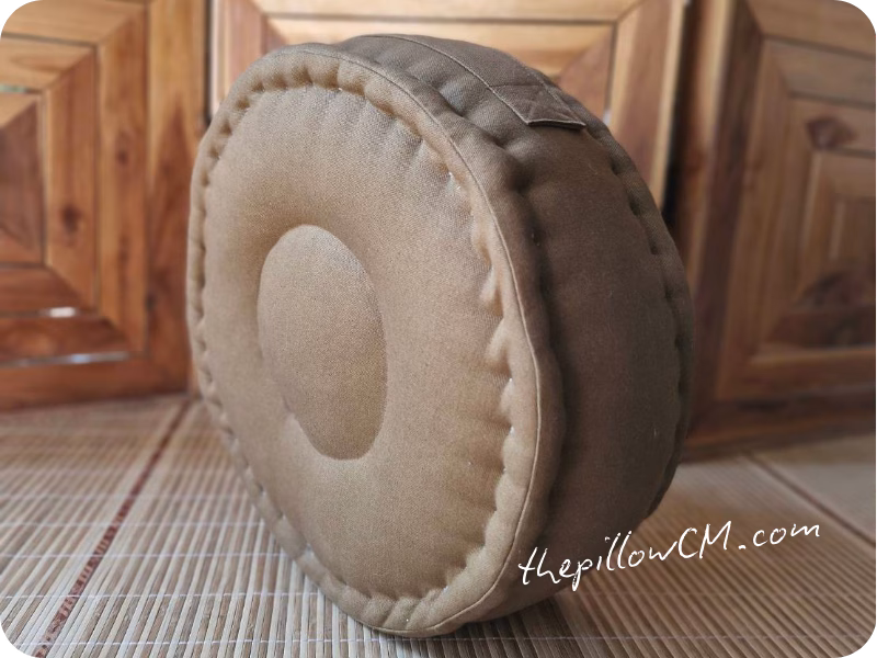 zafu เบาะรองสะโพก งานทำมือ ยัดนุ่นแท้ทั้งใบ งานคุณภาพ เย็บด้วยผ้า canvas กันน้ำ สีน้ำตาลเหมาะกับใช้ในห้องพระ