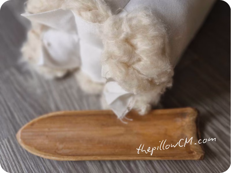 งานหมอนนนุ่นแท้ หมอนนุ่น หนุนสบายไม่ปวดคอ ใครชอบหมอนแข็งสม่ำเสมอ ต้องลองใช้หมอนหกแบบดั้งเดิม ของเรายัดนุ่นแท้เท่านั้น