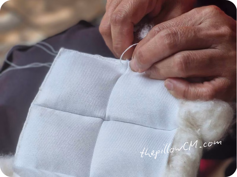 งานทำมือ ยัดนุ่น สอยปิดทุกขั้นตอนใช้ช่างฝีมือล้วน ประสบการณ์สูง มั่นใจคุณจะได้ชิ้นงานที่มีคุณภาพอย่างแน่นอน