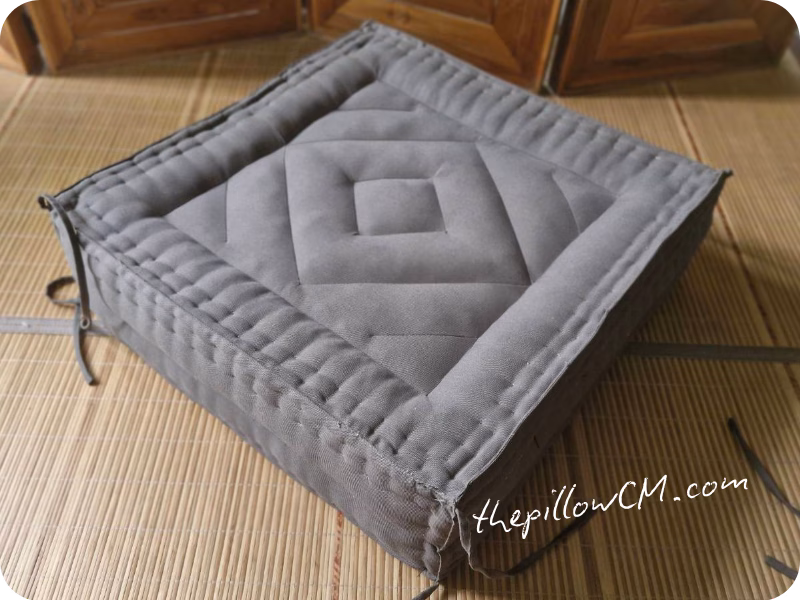 090626 seat cushion 1 13 เบาะนั่งเล่นนุ่นแบบแยกท่อน หนา 8 นิ้ว พร้อมเชือกผูกสำหรับจัดวางได้หลายรูปแบบ