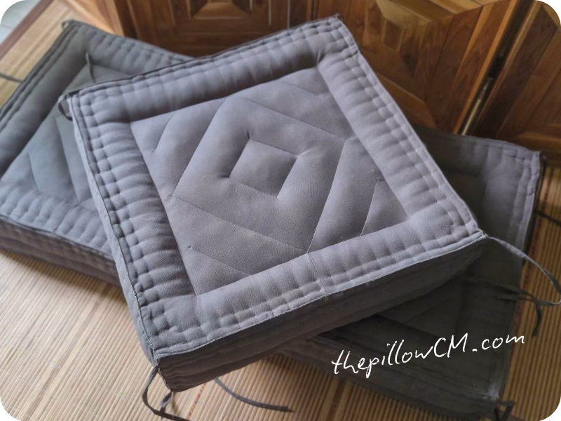 090626 seat cushion 3 15 เบาะนุ่นหนา 8 นิ้ว พร้อมเชือกผูกทุกมุม ช่วยยึดแต่ละท่อนให้อยู่ตำแหน่งเดิม