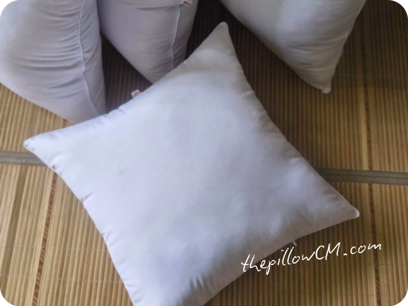 150626 throw pillows 03 15 ไส้หมอนอิงยัดนุ่นเต็มทรง ให้สัมผัสแน่นนุ่ม ไม่แฟบง่าย พร้อมซิปเปิดเพื่อเติมนุ่นเมื่อใช้งานนาน