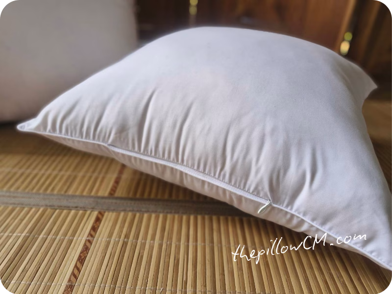 150626 throw pillows 07 19 ไส้หมอนอิงทรงฟู ยัดนุ่นธรรมชาติแน่นเต็มใบ ช่วยลดการยุบตัวและเติมนุ่นเพิ่มได้เมื่อจำเป็น