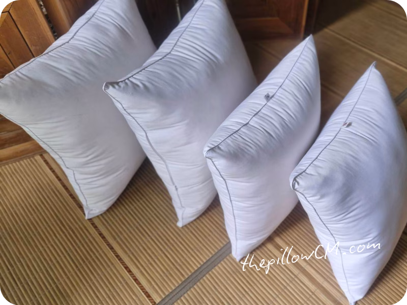 150626 throw pillows 08 20 ไส้หมอนอิงงานทำมือ ยัดนุ่นแน่นเพื่อให้หมอนดูเต็มทรง พร้อมซิปสำหรับเปิดเติมนุ่นภายใน