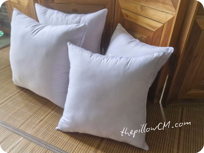 150626 throw pillows 10 22 ไส้หมอนอิงยัดนุ่นแน่นเป็นพิเศษ ให้หมอนอิงดูอิ่มฟู ไม่ยวบง่าย พร้อมซิปซ่อนสำหรับเติมนุ่น