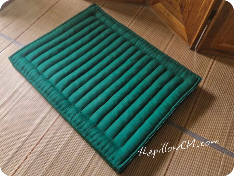 230626 seat cushion 01 19 เบาะนั่งนุ่นหนา 3 นิ้ว สีเขียวมรกต วางบนเสื่อไม้ เหมาะสำหรับมุมนั่งเล่น อ่านหนังสือ นั่งสมาธิ หรือพักผ่อนในบ้าน ผลิตตามขนาดที่ลูกค้าต้องการ