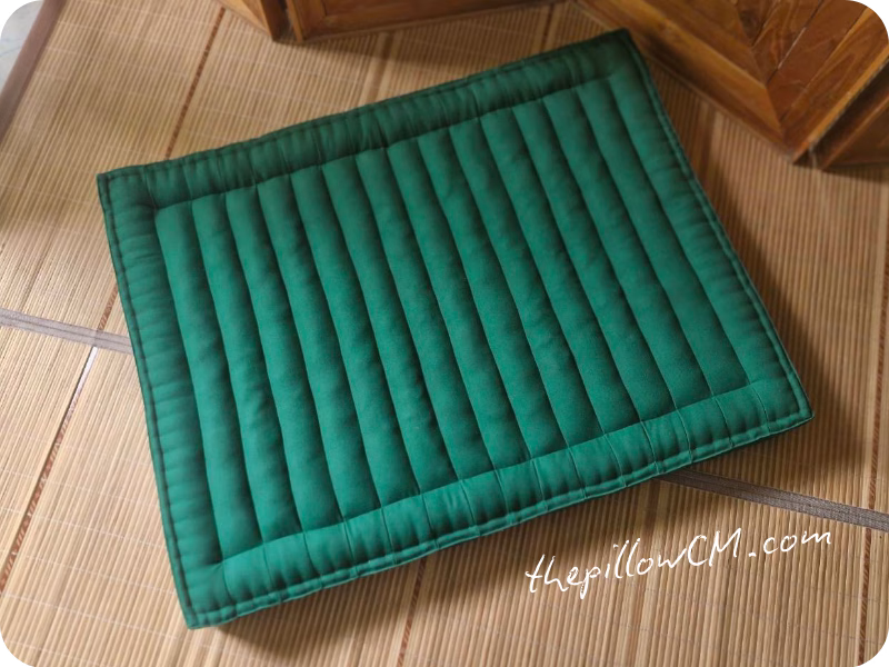 230626 seat cushion 02 20 เบาะรองนั่งนุ่นสีเขียวมรกต ยัดนุ่นแน่นเต็มแผ่น ความหนา 3 นิ้ว ช่วยเพิ่มความสบายเมื่อนั่งบนพื้น ม้านั่งไม้ หรือพื้นที่พักผ่อนภายในบ้าน