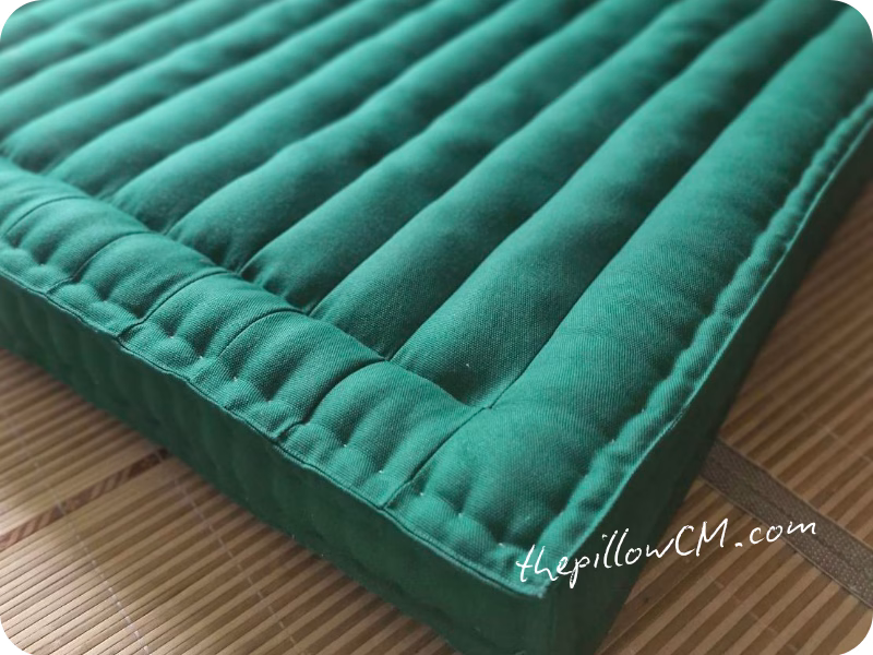 230626 seat cushion 04 22 เบาะนั่งนุ่นสั่งทำตามขนาด สีเขียวมรกต ทรงสี่เหลี่ยม หนา 3 นิ้ว เหมาะสำหรับตกแต่งบ้านพร้อมใช้งานจริง ช่วยให้มุมนั่งเล่นดูอบอุ่นและน่าใช้งานมากขึ้น