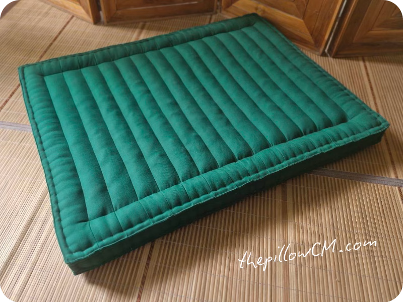 230626 seat cushion 05 23 เบาะรองนั่งนุ่นสีเขียวมรกต วางบนพื้นไม้หรือเสื่อได้อย่างลงตัว ยัดนุ่นแน่น ไม่ยุบง่าย เหมาะสำหรับนั่งทำงาน อ่านหนังสือ หรือใช้เวลาพักผ่อนในบ้าน