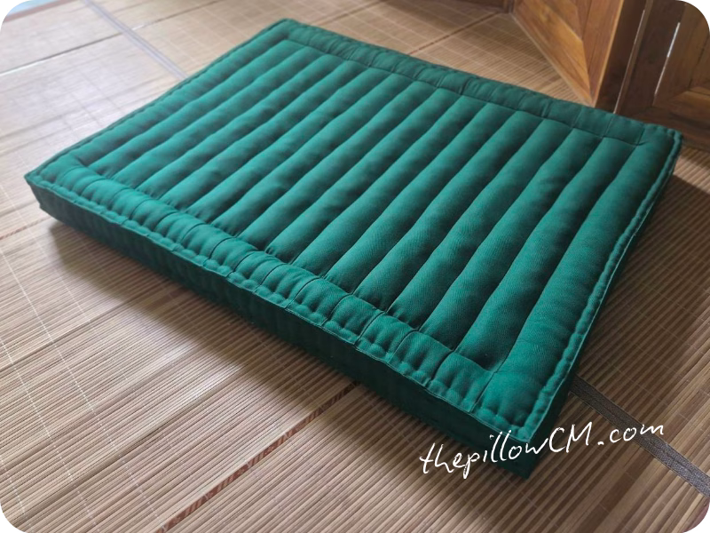 230626 seat cushion 06 24 เบาะนั่งนุ่นทำตามออเดอร์ สีเขียวมรกต หนา 3 นิ้ว ผลิตจากใยนุ่นธรรมชาติ ให้ความรู้สึกแน่นกำลังดี เหมาะสำหรับบ้าน คาเฟ่ ห้องสมาธิ และพื้นที่พักผ่อนสไตล์มินิมอล