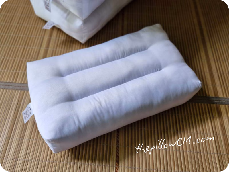 หมอนรองเอวและรองหลัง ขนาด 26 × 44 ซม. ยัดเส้นใยนุ่นธรรมชาติ เหมาะสำหรับนั่งทำงานและพักผ่อน