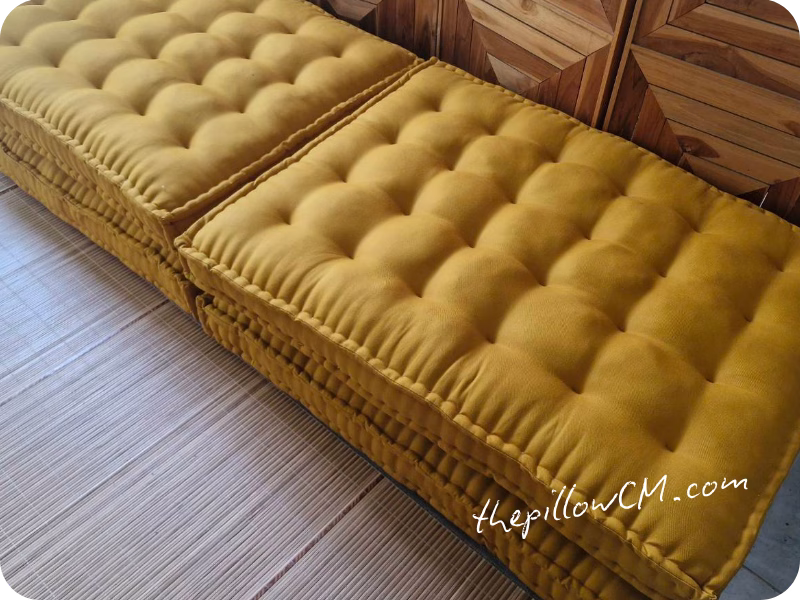 020826 french mattress 12 37 เบาะ French Mattress สีเหลืองมัสตาร์ด ดึงบุ๋มแบบดั้งเดิม ยัดนุ่นธรรมชาติ เหมาะสำหรับบ้านสไตล์อบอุ่น