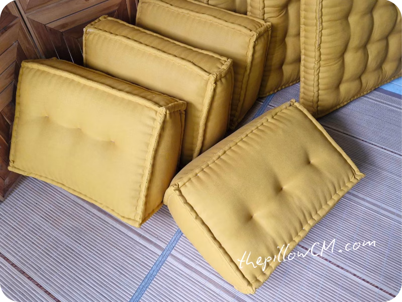 020826 wedge pillow 04 18 หมอนลิ่มทรงสี่เหลี่ยมคางหมู ใช้เป็น Headboard Cushion พิงหลังได้มั่นคง วางชิดหัวเตียงอย่างพอดี