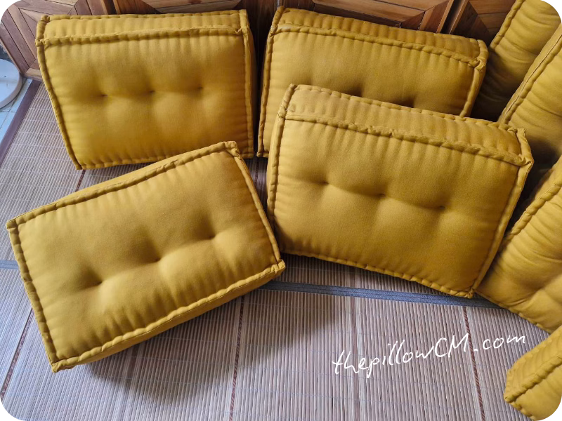 020826 wedge pillow 07 19 หมอนพิงหัวเตียงยัดนุ่นธรรมชาติ ทรงสี่เหลี่ยมคางหมู ช่วยรองรับหลังเวลานั่งพัก อ่านหนังสือ หรือใช้โทรศัพท์