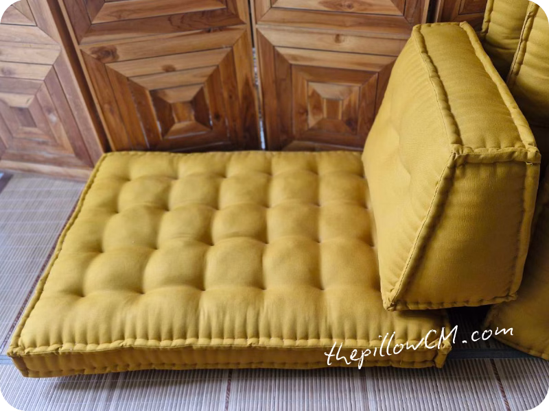 020826 wedge pillow 08 20 หมอนลิ่มพิงหลังสำหรับหัวเตียง ทรงสี่เหลี่ยมคางหมู ฐานเรียบแนบผนัง ให้การรองรับที่มั่นคงและนั่งสบาย