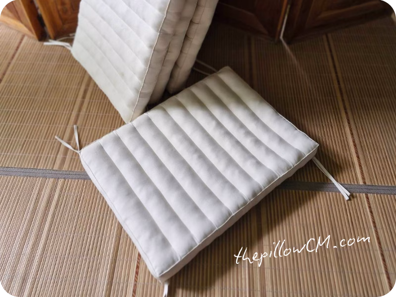 210826 seat cushions 01 40 เบาะนั่งยัดนุ่นธรรมชาติ หนา 2 นิ้ว หุ้มผ้าแคนวาสกันน้ำสีครีม พร้อมเชือกผูก 4 มุม