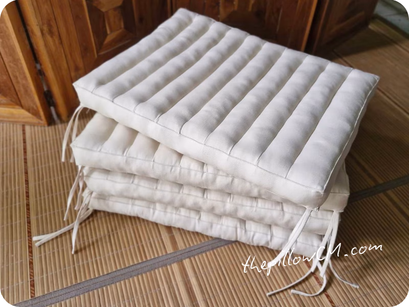 210826 seat cushions 010 44 เบาะนั่งทำมือตามขนาด ยัดนุ่นธรรมชาติ หุ้มผ้า Canvas กันน้ำสีครีม พร้อมเชือกผูกมุมทั้งสี่ด้าน