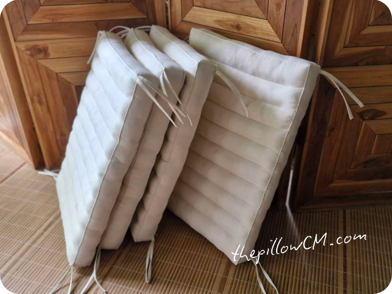 210826 seat cushions 02 41 เบาะรองนั่งสั่งทำ หนา 2 นิ้ว ยัดนุ่นธรรมชาติ เย็บผ้า Canvas กันน้ำสีครีม พร้อมเชือกผูกเก้าอี้