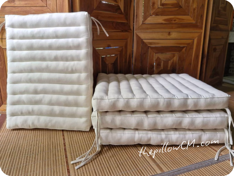 210826 seat cushions 05 43 เบาะนั่งสำหรับเก้าอี้ ยัดนุ่นธรรมชาติ หนา 2 นิ้ว ผ้าแคนวาสกันน้ำสีครีม พร้อมเชือกกันเลื่อน