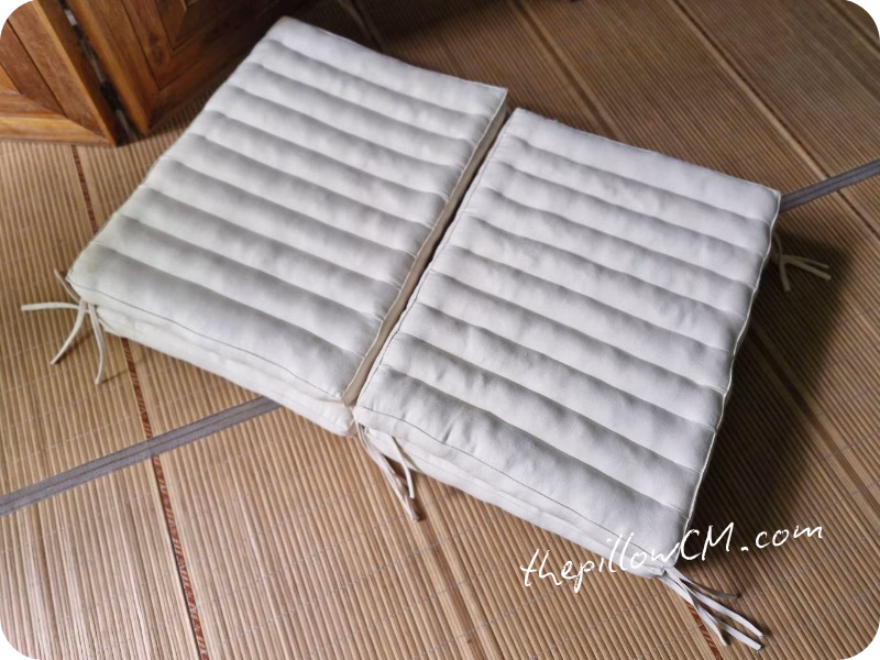 210826 seat cushions 09 42 เบาะรองนั่งสีครีม หนา 2 นิ้ว ยัดนุ่นธรรมชาติ ผ้าแคนวาสกันน้ำ พร้อมเชือกผูก 4 ด้าน