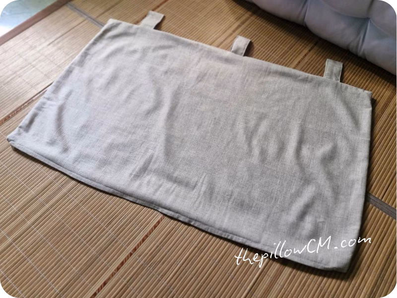 170926 headboard 13 10 เบาะหัวเตียงแบบแขวนราวติดผนัง ใช้หูแขวน 3 เส้น ปลอกลินินสีธรรมชาติ และไส้นุ่นแน่น